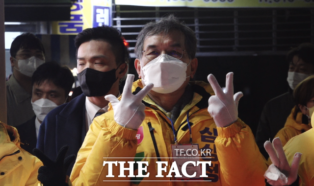 심상정 후보와 동행한 배우자 이상배씨가 15일 오후 광주 유스퀘어 맞은 편 도로에서 정의당 운동원들과 함께 지원유세를 펼치고 있다./광주=박호재 기자