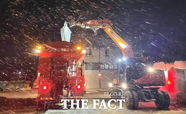 정읍시 관계자는 “제설작업에 동참해준 직원들과 시민들에게 깊이 감사드린다”며 “앞으로도 신속한 제설 대응으로 시민들이 안전하고 불편 사항이 없도록 최선을 다 하겠다”고 말했다. / 정읍시 제공