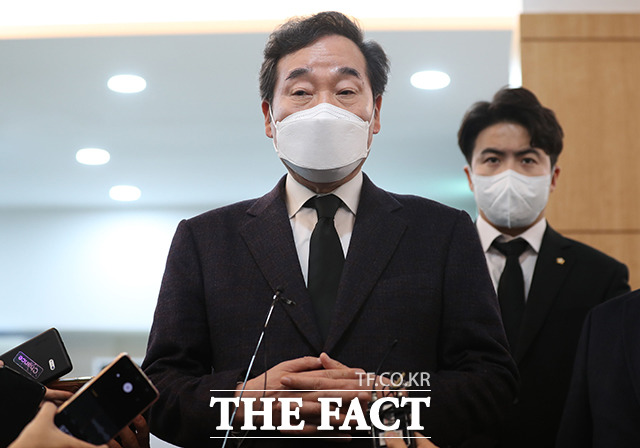 이낙연 더불어민주당 총괄선대위원장이 16일 저녁 천안 단국대병원에 마련된 안철수 국민의당 후보 선거 운동원 빈소를 조문한 뒤 애도의 뜻을 밝히고 있다. /천안=이선화 기자