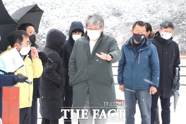 유진섭 시장이 현장점검에 나서 용산호 수변 생태공원 조성 사업 등 주요 사업장 7개소를 방문해 추진상황 등을 점검하고 현장의 목소리를 청취했다. / 정읍시 제공