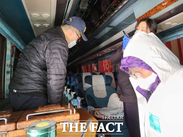 국민의당 안철수 후보 유세버스 사망사고와 관련 합동현장 감식을 하고 있다. / 천안 = 김아영 기자