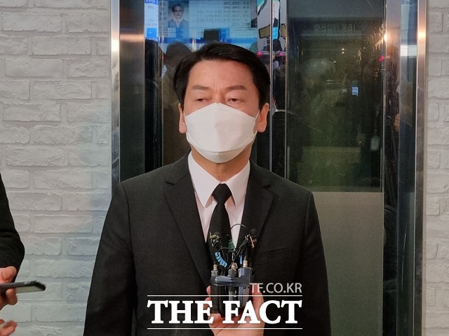 안철수 국민의당 대선 후보가 순천향대학교 천안병원 장례식장에서 유가족과 만난 직후 사고 수습에 최선을 다하겠다고 밝혔다. / 천안=김경동 기자