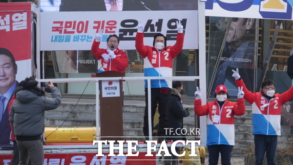 유정복 국민의힘 대선 인천공동총괄선대위원장(왼쪽)은 16일 오후 부평구 산곡동 롯데마트 인근 유세차에 올라 이번 20대 대통령 선거야 말로 우리 대한민국의 희망을 만들어가고 새로운 번영과 발전을 이룩하느냐 아니면 잘못된 국정운영으로 망하는 길로 가느냐를 결정하는 아주 중요한 선거라며 윤석열 후보가 대통령이 돼서 잘못된 국정운영을 바로 잡고 새로운 대한민국을 만들 수 있도록 도와달라고 윤 후보의 지지를 호소하고 있다. /인천=지우현 기자