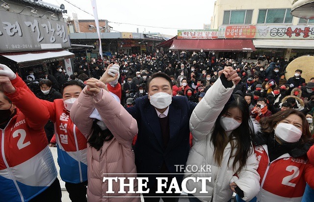 윤석열 국민의힘 대선 후보가 16일 광주 광산구 송정매일시장에서 지지를 호소하고 있다. /뉴시스