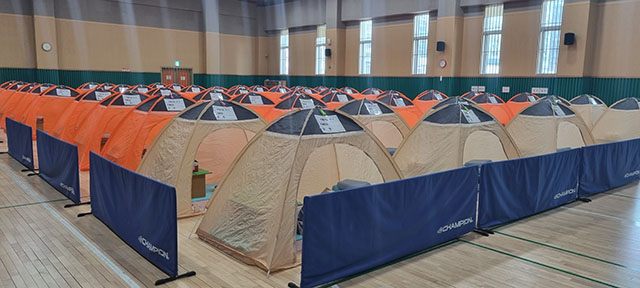 법무부는 코로나19 집단감염이 다시 발생한 서울동부구치소에 텐트를 설치해 임시수용시설을 운영한다고 16일 밝혔다. /법무부 제공