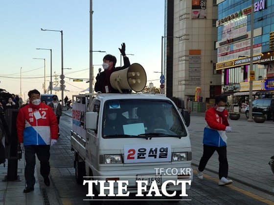 제20대 대통령 공식선거운동 시작일인 15일부터 16일까지 양일간 국민의힘 이준석 당대표가 부산 전역을 돌며 윤석열 대선 후보의 지지를 호소하고 나섰다./부산=조탁만 기자.