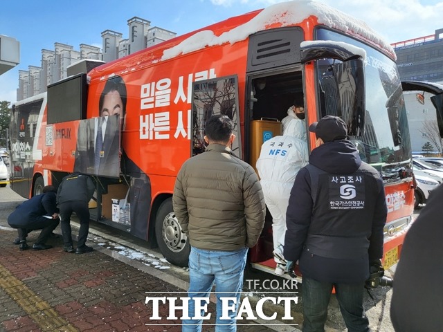 국민의당 안철수 후보 유세버스 사망사고와 관련 합동현장 감식을 하고 있다. / 천안 = 김아영 기자