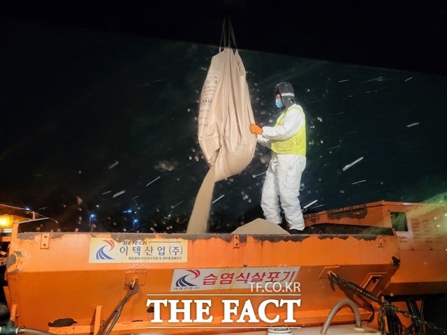 충남 천안시에 16일 강설주의보가 내리자 관계자들이 제설작업을 위한 준비 작업을 벌였다. / 처안시 제공