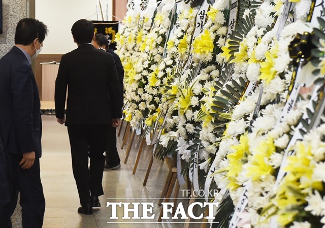 안철수 국민의당 대선 후보가 오후 충남 천안시 단국대병원에 마련된 유세 버스 사고로 숨진 당원 빈소로 들어가고 있다. / 천안= 김아영 기자