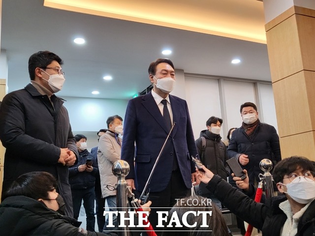 윤석열 국민의힘 대선 후보가 16일 오후 천안 단국대병원에 마련된 유세버스 사고로 숨진 당원 빈소 조문을 마친 뒤 기자들의 질문에 답하고 있다. / 천안 = 김아영 기자