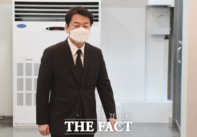안철수 국민의당 대선 후보가 오후 충남 천안시 단국대병원에 마련된 유세 버스 사고로 숨진 당원 빈소로 들어가고 있다. / 천안= 김아영 기자