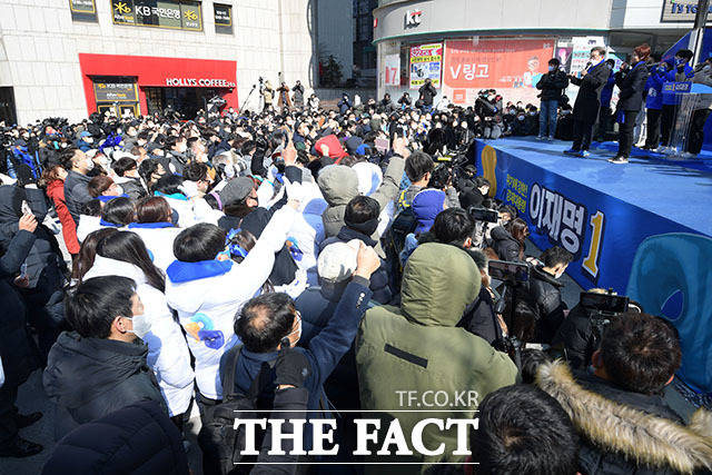 이재명 더불어민주당 대선 후보가 16일 서울 강남구 강남역 강남스퀘어에서 유세를 펼치며 지지를 호소하고 있다. /남윤호 기자