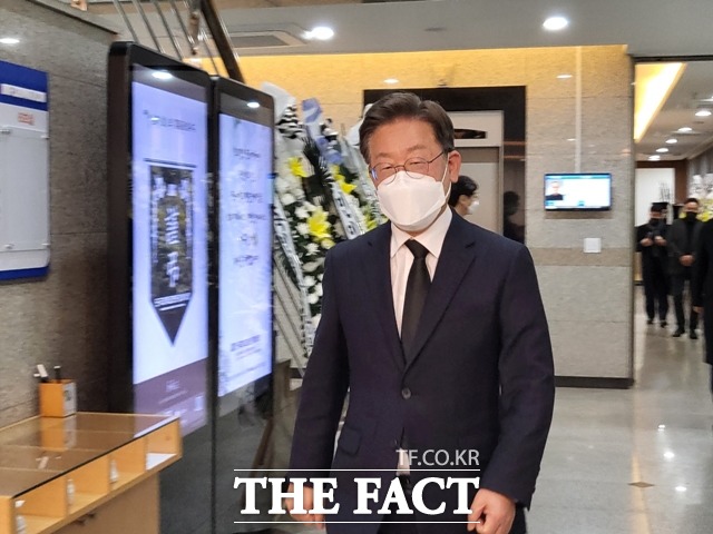 이재명 더불어민주당 대선 후보가 16일 천안 단국대병원에 마련된 유세버스 사고로 숨진 당원 빈소 조문을 마친 뒤 나오고 있다. / 천안 = 김아영 기자
