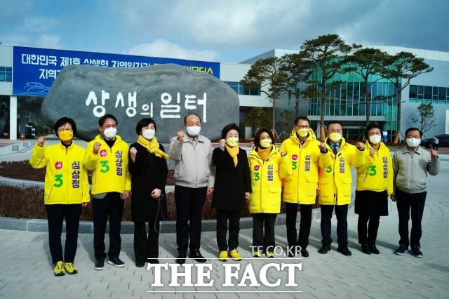 대선 공식선거운동이 시작된 첫날 15일 광주를 찾은 심상정 후보(사진 가운데)가 광주글로벌모터스 박광태 사장(왼쪽에서 4번째)과 기념촬영을 하고 있다./광주=박호재 기자