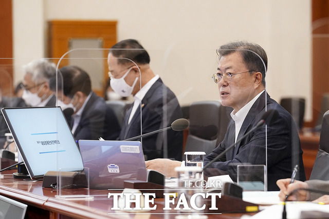 문재인 대통령은 16일 스토킹 범죄 피해자 안전 조치의 실효성을 높이는 구체적인 방안을 검·경이 조속하게 강구해 여성들의 안전한 일상을 지켜주기 바란다고 당부했다. 문 대통령이 지난 14일 청와대 본관에서 열린 대외경제안보전략회의를 주재하는 모습. /청와대 제공