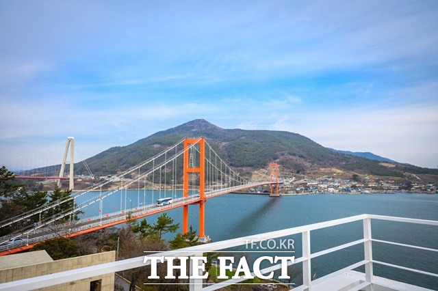 남해관광의 상징성을 담고 있는 ‘남해각’에 ‘남해관광 통합 플랫폼’이 18일 공식 오픈한다./남해군 제공