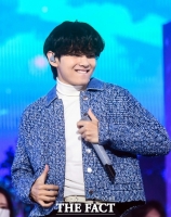  방탄소년단(BTS) 뷔, 코로나19 확진 '증상은 경미'…2차 접종 완료