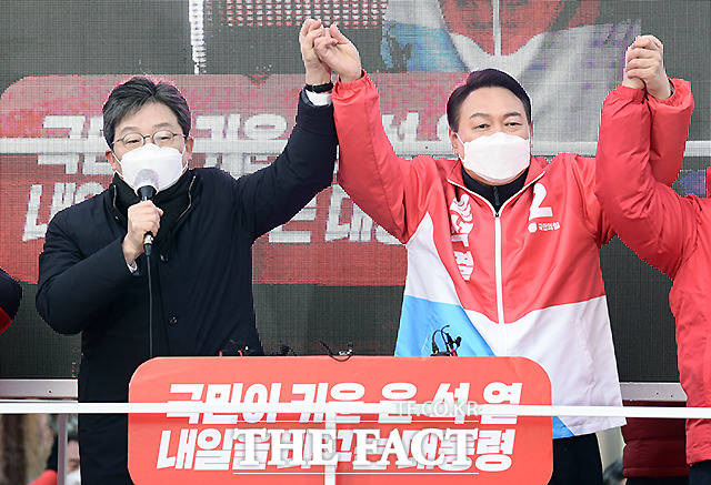 유승민 전 의원(왼쪽)이 17일 오후 서울 동묘앞역 일대에서 열린 나라를 바로 세웁시다 종로 지역 유세에서 윤석열 국민의힘 대선 후보의 지지를 호소하고 있다. /이새롬 기자