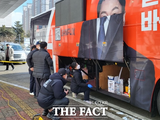 국민의당 안철수 후보 유세버스 사망사고와 관련 합동현장 감식을 하고 있다. / 천안 = 김아영 기자