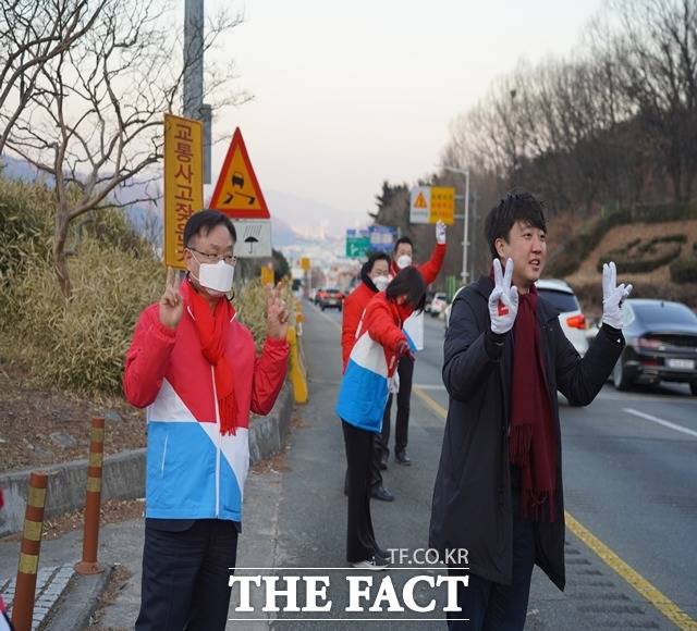 국민의힘 이준석 대표가 17일 경남을 찾아 윤석열 대선 후보 지지를 위한 민심 다지기에 나섰다. 사진은 17일 오전 7시 30분, 창원터널 앞에서 출근인사하는 이준석 대표./창원=강보금 기자