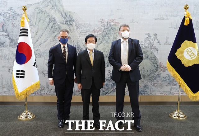 박병석(가운데) 국회의장이 17일 오전 서울 여의도 국회 접견실에서 피오트르 오스타셰프스키 주한 폴란드대사와 뻬까 메쪼(왼쪽) 주한핀란드대사의 예방을 동시에 받고 기념촬영하고 있다. /국회 제공