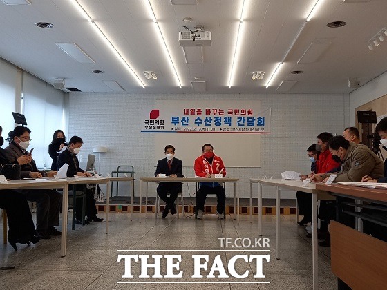 국민의힘 안병길(서동구) 해양수산특위위원장은 17일 오전 11시 부산 수영구에 있는 시당에서 내일을 바꾸는 부산수산정책간담회를 갖고 정부 전체 예산 중 1% 수준의 6조 예산이다며 아마 여성가족부를 빼면 예산이 가장 적을 수도 있다고 밝혔다. /부산=조탁만 기자.