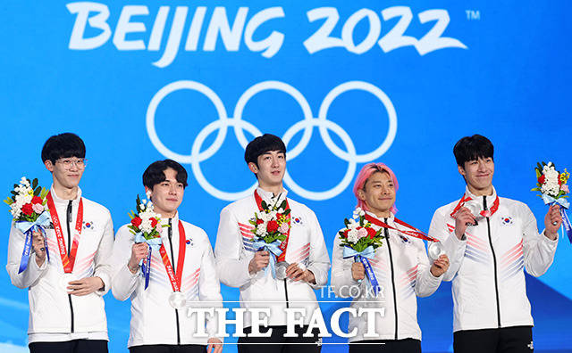 은메달 들어보이는 이준서와 김동욱, 박장혁, 곽윤기, 황대헌(왼쪽부터).