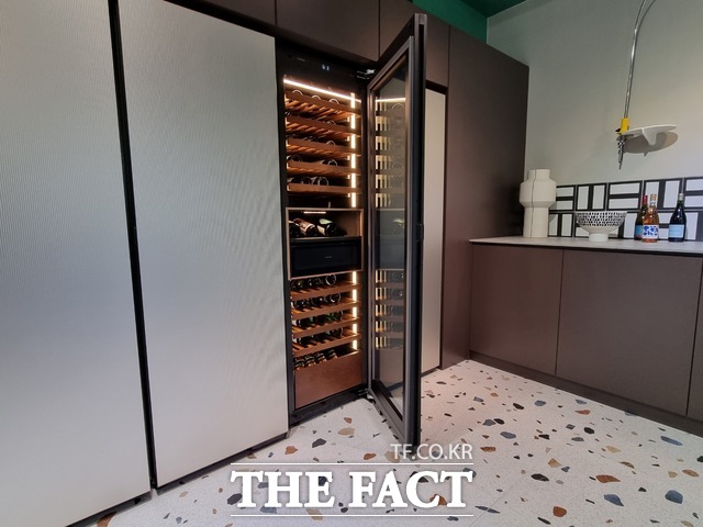삼성전자가 국내 시장에 새롭게 도입한 비스포크 와인냉장고 인피니트는 와인 101병을 수납할 수 있는 전면 패널 디자인을 적용했다. /이선영 인턴기자