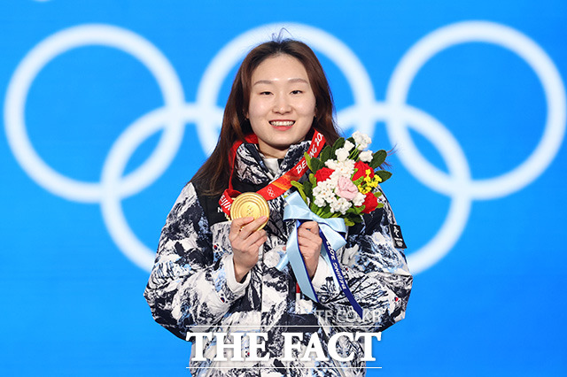 최민정이 17일 오후 중국 베이징 메달 플라자에서 열린 2022 베이징동계올림픽 쇼트트랙 여자 1500m 메달 세리머니에서 금메달을 들고 기뻐하고 있다. /베이징=뉴시스