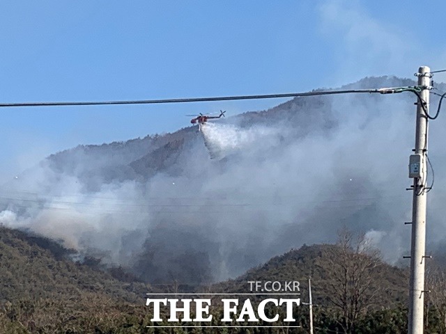 산불 현장에 초대형 물을 투하하고 있다. / 산림청 제공