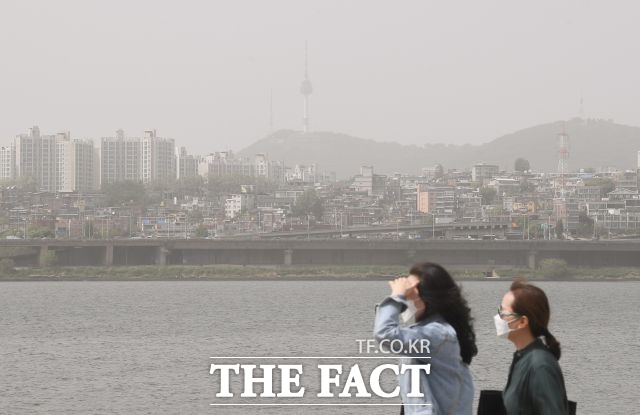 서울시가 시민의 삶의 질 향상과 도시 경쟁력 강화를 위해 2030년까지 초미세먼지 농도를 대폭 감축하겠다고 밝혔다. /이동률 기자