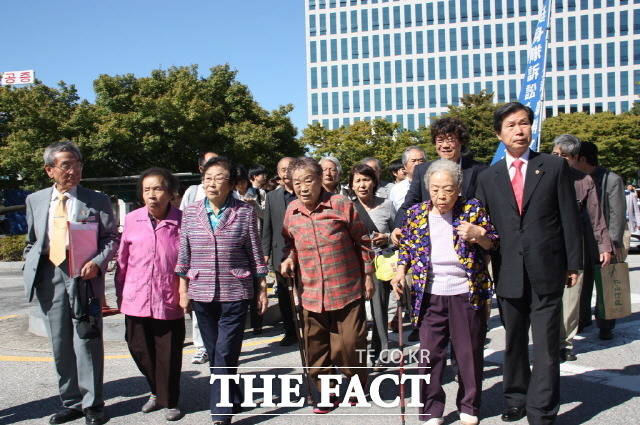 2013년 4월 광주지방법원 재판 방청을 위해 동료 할머니들과 함께 법정으로 향하는 박해옥 할머니(맨 오른쪽에서 두번째)/근로정신대 시민모임 제공