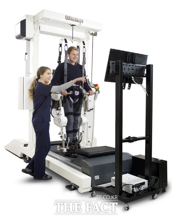 오는 3월부터 과천시장애인복지관에서 워크봇 장비로 장애인의 맞춤형 재활 훈련을 실시한다/과천시 제공