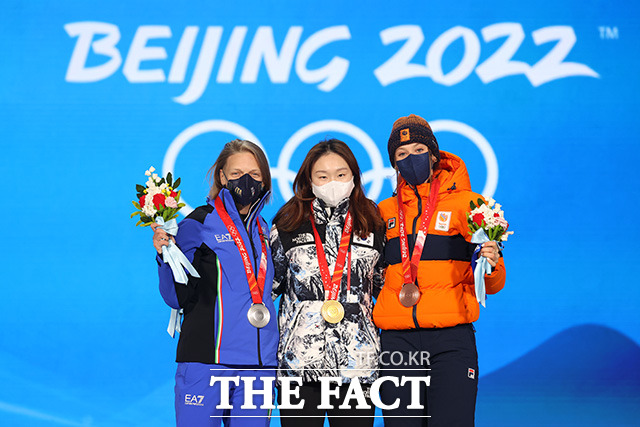 기념촬영하는 이탈리아 아리아나 폰타나와 최민정, 네덜란드 수잔 슐팅(왼쪽부터).