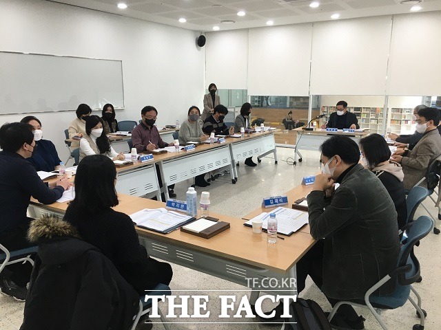 세종시립도서관이 시민과 문화·교육계 인사 등 15명으로 운영자문위원회를 구성, 16일 오후 도서관 2층 문화교실Ⅱ에서 첫 회의를 열었다./ 세종시립도서관 제공