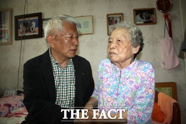 2017년 4월 박해옥 할머니가 문안인사차 댁을 찾은 강제노역 할머니들을 돕는 일본 내 시민단체 나고야소송 지원단 다카하시 마코토 대표의 손을 맞잡고 있다./근로정신대 시민모임 제공