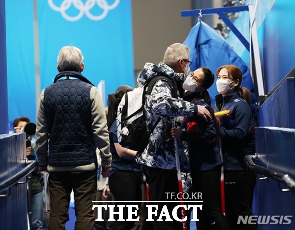 17일 중국 베이징 내셔널 아쿠아틱 센터에서 열린 2022 베이징 동계올림픽 컬링 여자 한국과 스웨덴의 경기에서 4대8로 패한 대한민국 팀킴의 피터 갤런트 감독과 김은정이 경기장을 나서며 포옹하고 있다. 오른쪽은 김초희./뉴시스