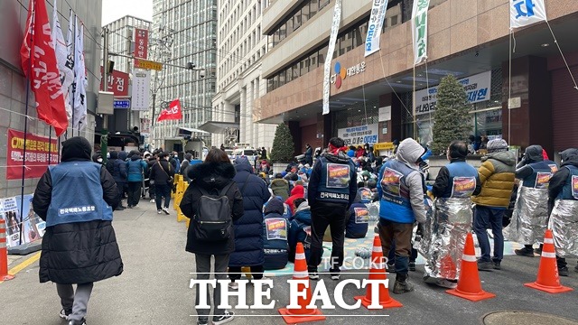 CJ대한통운동우회가 택배노조의 본사 불법 점거와 폭행 행위를 규탄하는 성명서를 17일 발표했다. /문수연 기자