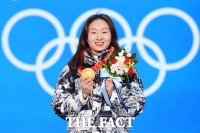  '올림픽 2연패' 최민정, 환한 미소로 들어보이는 금메달 [TF사진관]