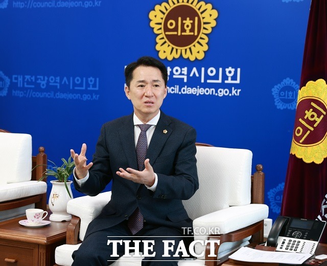 권중순 대전시의회 의장이 <더팩트>와의 인터뷰를 진행하고 있다. / 대전시의회 제공.