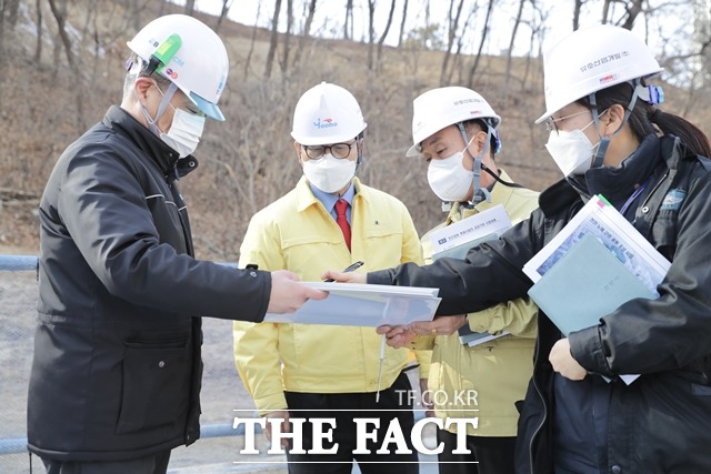 박상돈 천안시장이 18일 노태공원 민간 공원 조성지를 찾아 관계자들로 부터 사업 진행 현황을 보고 받았다. / 천안시 제공