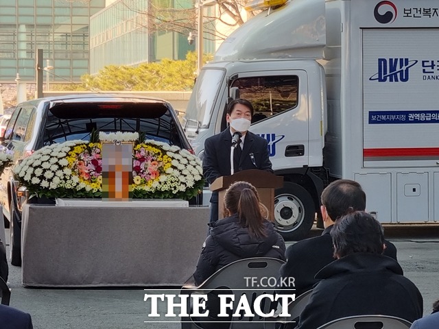 국민의당이 18일 천안단국대학교병원 장례식장에서 故 손평오 선대위원의 영결식을 진행했다. 안철수 후보가 추도사를 읽으며 고인을 기리고 있다. / 천안=김경동 기자