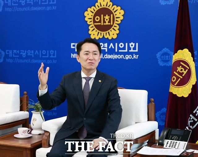 권중순 대전시의회 의장이 <더팩트>와의 인터뷰를 진행하고 있다. / 대전시의회 제공.