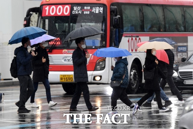 전국에 비가 내린 뒤 강추위가 예고된 지난해 12월 서울 종로구 광화문 일대에 시민들이 우산을 쓴 채 발걸음을 옮기고 있다. / 남용희 기자