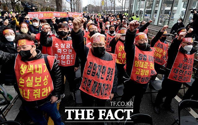 코로나피해자영업총연합 회원들이 1월25일 오후 서울 여의도 국회의사당역 인근에서 열린 분노와 저항의 299인 릴레이 삭발식에서 삭발을 하고 있다. /이선화 기자