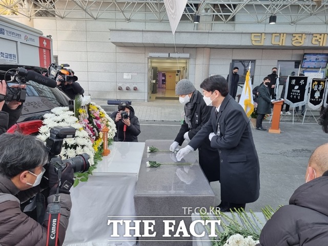 국민의당 안철수 대선 후보가 손평오 국민의당 논산·계룡·금산 선대위원장의 영결식에 참여해 고인을 추모했다. / 천안=김경동 기자