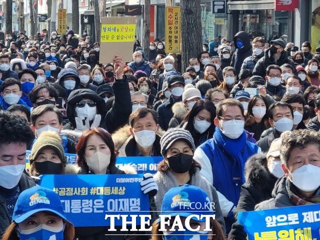 이재명 후보 선거유세에 이른 아침부터 많은 지지자와 시민들이 순천시 연향동 패션거리를 가득 메웠다. /순천=유홍철 기자