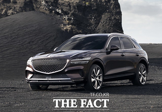 제네시스 브랜드가 캐나다 자동차 기자협회에서 선정하는 올해의 차 부문별 수상에서 3관왕을 차지했다. 사진은 GV70. /제네시스 제공