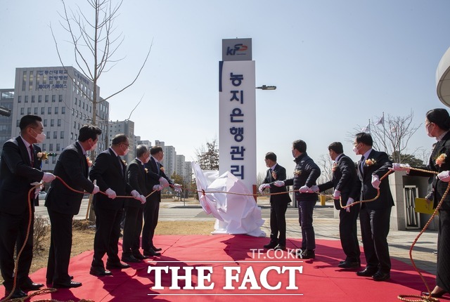 18일 한국농어촌공사가 농지은행관리원 현판식을 갖고 본격적인 운영에 들어갔다. 이날 행사는 농어촌공사 김인식 사장, 김종훈 농림축산식품부 차관, 신정훈 국회의원(나주·화순), 강경학 농지관리이사, 이학구 한국농업경영인 중앙연합회 회장, 이은만 한국농수축산연합회 회장, 김병수 부사장, 이명숙 농지은행처장 등이 참석했다. / 농어촌공사 제공