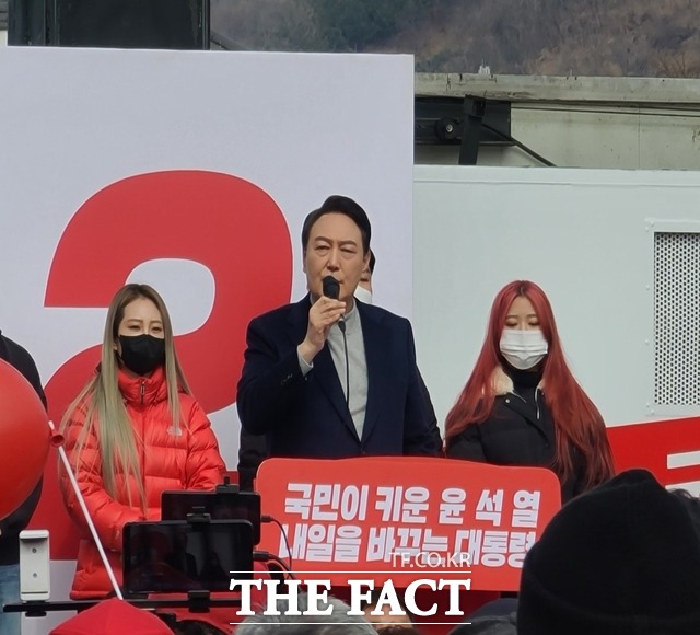 국민의힘 윤석열 대선 후보가 19일 김해 수로왕릉 앞 유세현장에서 지지를 호소하고 있다./김해=강보금 기자